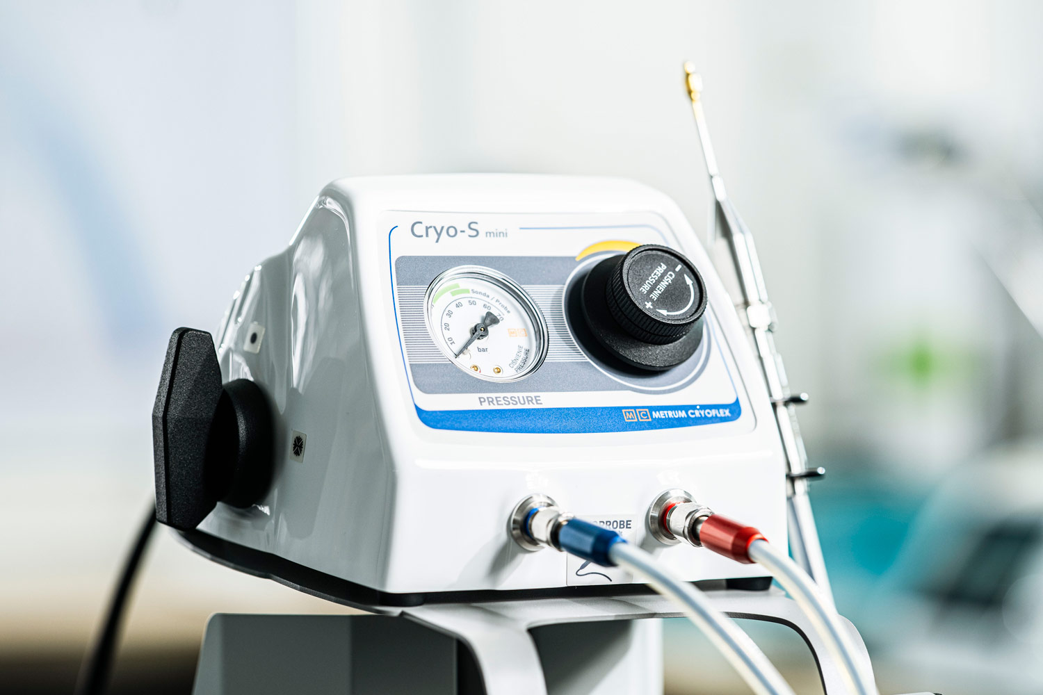 A CRYO-S Mini készülék közelről: nyomásmérő óra, nyomásszabályzó gomb, valamint a kék és piros jelölésű kriopróba-csatlakozók a csatlakoztatott tömlőkkel